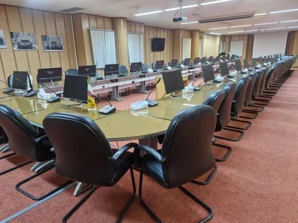 سالن کنفرانس 53 نفره (نیم روز)