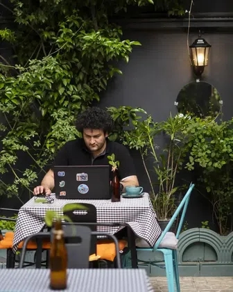 صندلی اشتراکی در کافه- ساعتی