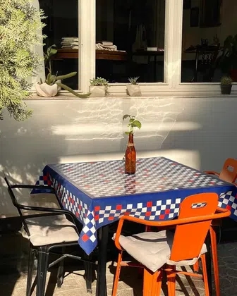 صندلی اشتراکی در کافه- روزانه