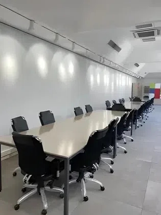 صندلی اشتراکی در میز کنفرانسی- ماهانه