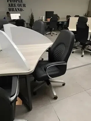 صندلی اشتراکی در میز گرد- روزانه