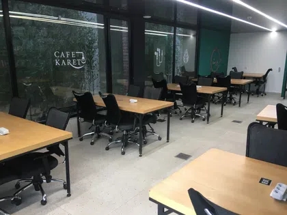 میزکار اشتراکی در کافی شاپ - روزانه
